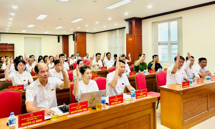 Các đại biểu HĐND phường biểu quyết thông qua Nghị quyết tại kỳ họp. Ảnh: Trần Oanh.