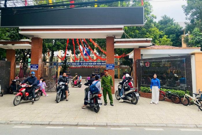Công an và Đoàn Thanh niên phường Hồng Hà phối hợp duy trì mô hình "Cổng trường an toàn" tại Trường Tiểu học Phúc Tân. Ảnh: Thiện Nhân