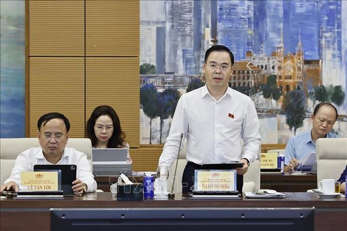 Phó Chủ nhiệm Ủy ban Khoa học, Công nghệ và Môi trường của Quốc hội Trần Văn Khải trình bày báo cáo ý kiến đối với nội dung cơ quan trình dự kiến tiếp thu, giải trình và chỉnh lý các dự thảo. Ảnh: Doãn Tấn/TTXVN