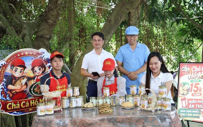 Phó Chủ tịch UBND xã Xuân Mai Chu Văn Khang tham gia phiên livestream ngày 15-8. Ảnh: PV
