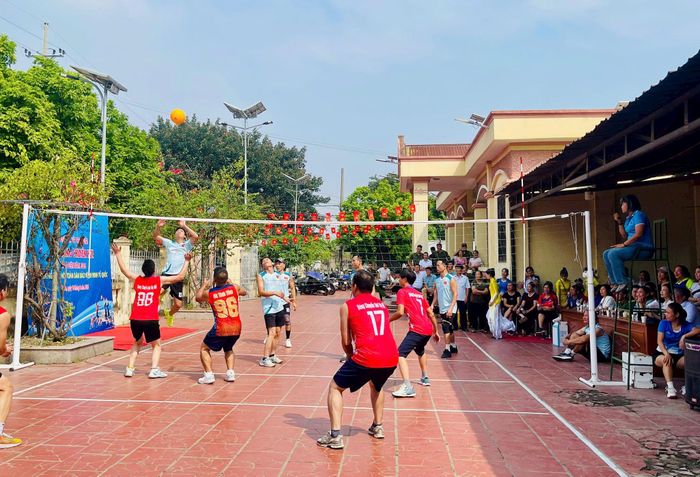 Không khí thi đấu sôi nổi trong khuôn khổ Ngày hội Toàn dân bảo vệ an ninh Tổ quốc xã Ô Diên. Ảnh: Ánh Bình