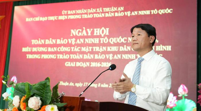 Bí thư Đảng ủy, Chủ tịch HĐND xã Thuận An Trương Văn Học phát biểu tại ngày hội. Ảnh: Vân Thư