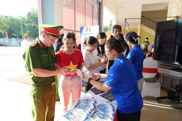 Đại biểu tham quan các gian hàng trong khuôn khổ ngày hội. Ảnh: Vân Thư