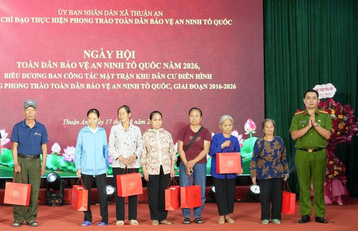 Ban tổ chức Ngày hội trao quà đến các hộ gia đình có hoàn cảnh khó khăn. Ảnh: Vân Thư
