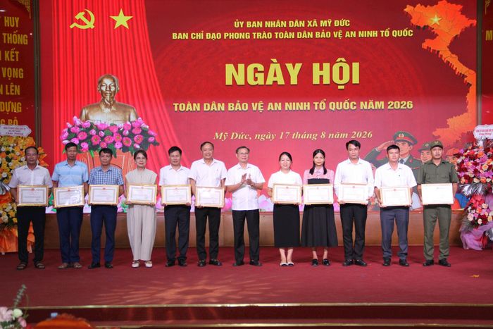 Đồng chí Đặng Văn Cảnh, Bí thư Đảng ủy, Chủ tịch HĐND xã Mỹ Đức trao thưởng cho các tập thể có thành tích. Ảnh: Biên Phạm
