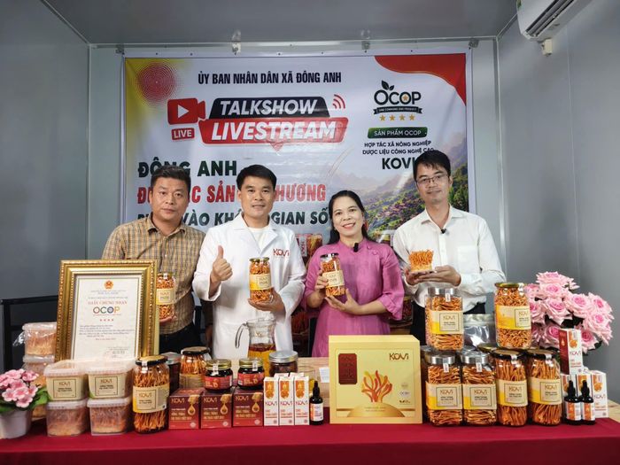 Hợp tác xã Nông nghiệp dược liệu công nghệ cao KOVI giới thiệu sản phẩm đông trùng hạ thảo. Ảnh: NVCC