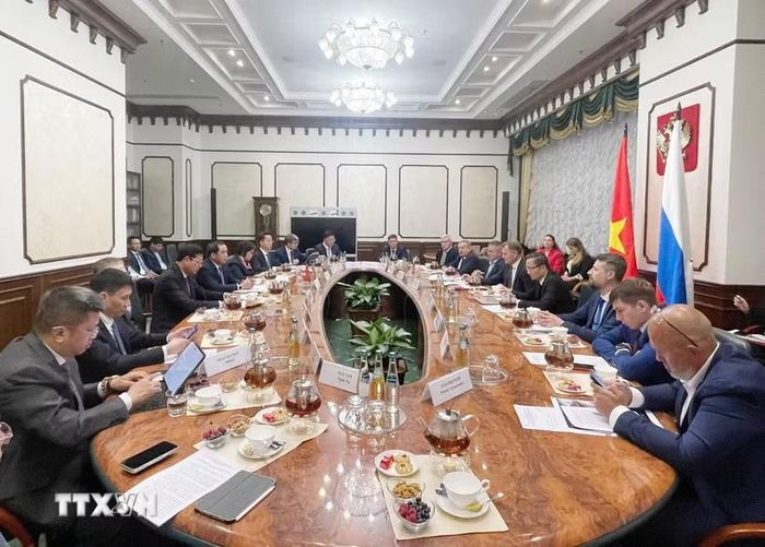 Ủy viên Bộ Chính trị, Bí thư Thành ủy Hà Nội Trần Đức Thắng làm việc với Quốc vụ khanh, Thứ trưởng Giao thông vận tải Liên bang Nga Dmitry Zverev. Ảnh: TTXVN phát