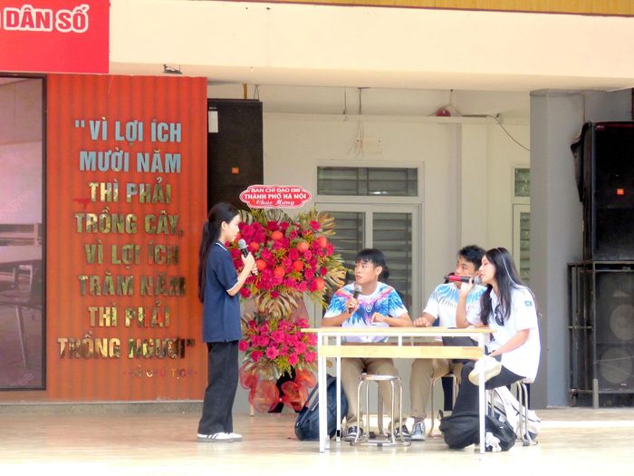 Học sinh trường THPT Bắc Thăng Long tuyên truyền pháp luật bằng tiểu phẩm. Ảnh: PV