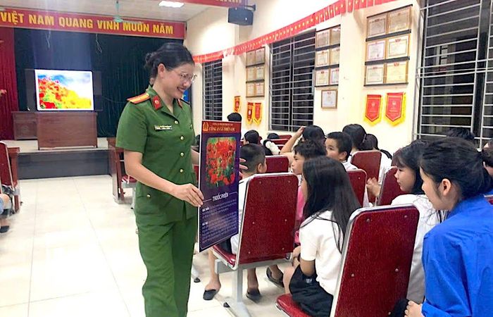 Công an xã Thiên Lộc tuyên truyền pháp luật cho đoàn viên, thanh thiếu niên các thôn. Ảnh: PV
