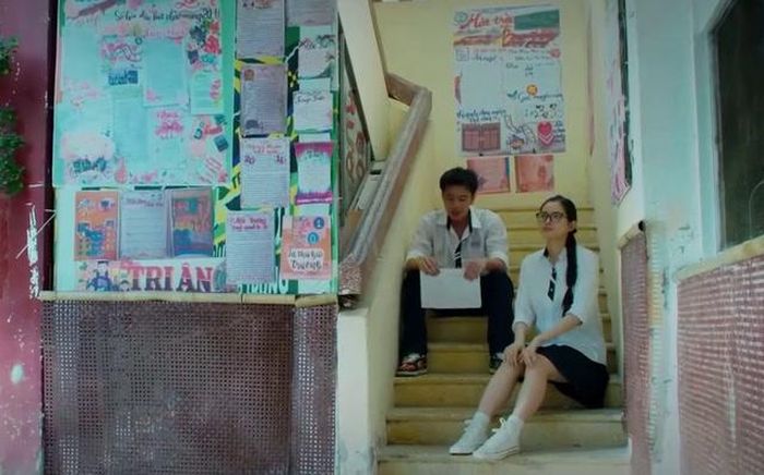 Khánh muốn làm món quà tặng Phương nhưng không biết bạn có thích món quà đó không. Ảnh VTV