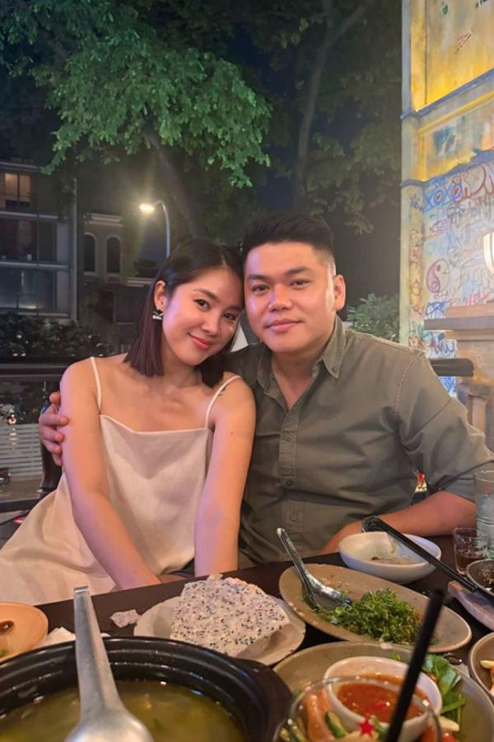 Lê Phương từng trải qua một lần đổ vỡ trước khi tìm thấy bến đỗ mới bên ca sĩ Trung Kiên. Khoảng cách tuổi tác từng khiến chuyện tình của cả hai nhận về không ít lời bàn luận, nhưng thay vì giải thích, họ chọn cách vun vén cho gia đình bằng chính cuộc sống của mình.