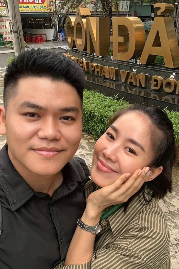Theo thời gian, ca sĩ Trung Kiên ngày càng cho thấy anh là người đồng hành quan trọng với vợ. Không chỉ chia sẻ việc nhà, chăm sóc các con, nam ca sĩ còn thường xuyên xuất hiện bên Lê Phương trong những khoảnh khắc đời thường. Với nữ diễn viên, cảm giác được thấu hiểu và có người cùng mình gánh vác những vui buồn của cuộc sống có lẽ quan trọng hơn những lời ngọt ngào.