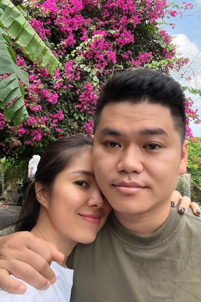 Sau những thăng trầm trong chuyện tình cảm, diễn viên Lê Phương đang có cuộc sống gia đình viên mãn bên ông xã Trung Kiên. Tổ ấm của nữ diễn viên không ồn ào, hào nhoáng nhưng luôn khiến nhiều người yêu mến bởi sự ấm áp và cách các thành viên dành cho nhau những điều giản dị.