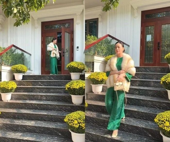 Vào dịp Tết,  khuôn viên bên ngoài sáng bừng nhờ những chậu hoa cúc vàng.