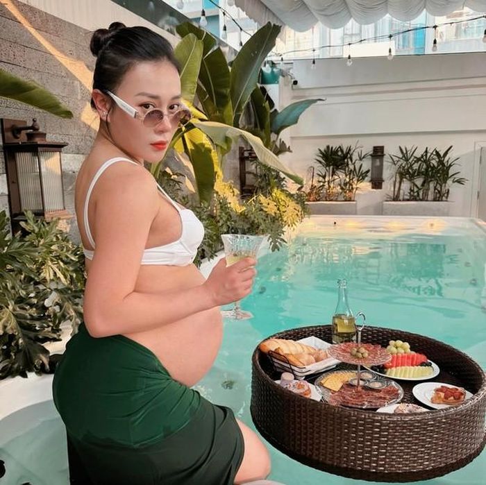 Biệt thự còn có bể bơi, nơi Phương Oanh "sống ảo" trong những ngày dưỡng thai.
