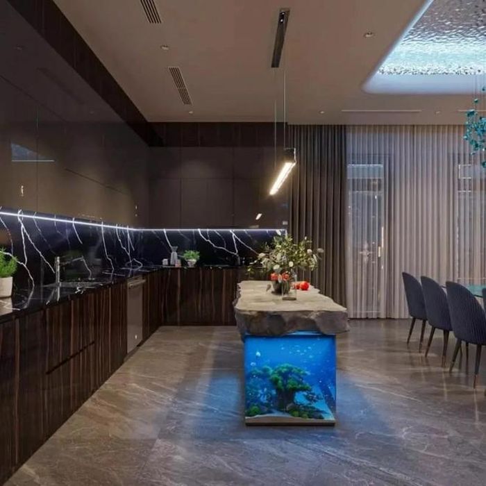 Thời gian qua khu vực này là nơi Phương Oanh trổ tài nấu nướng, đãi gia đình và bạn bè bằng các món ăn ngon. Căn bếp rộng rãi, thoáng đãng với đầy đủ tiện nghi.