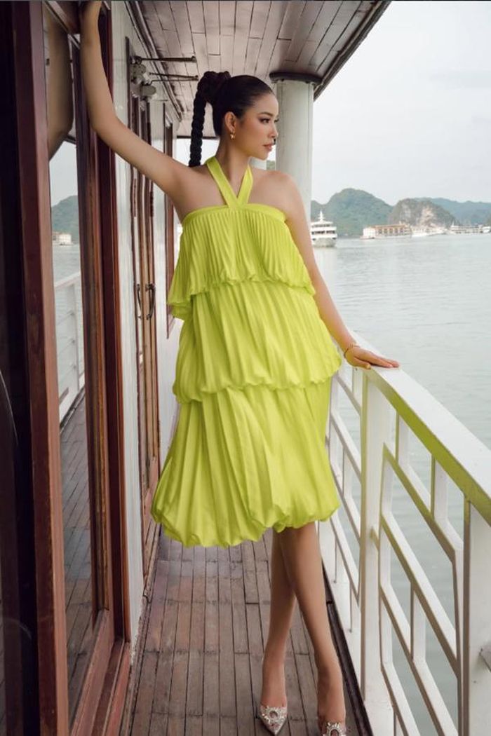 Không chỉ chăm sóc gia đình, Phạm Hương còn xây dựng công việc kinh doanh riêng tại Mỹ. Cô hiện sở hữu một cửa hàng hoa và dành nhiều tâm huyết cho công việc này