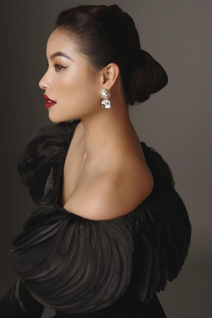 Từ năm 2018, Phạm Hương sang Mỹ và dần rút khỏi các hoạt động showbiz. Từ đó đến nay, cuộc sống của cô có nhiều thay đổi. Thay vì ánh đèn sân khấu và những sự kiện liên tiếp, người đẹp dành nhiều thời gian hơn cho gia đình, con cái và những công việc riêng.