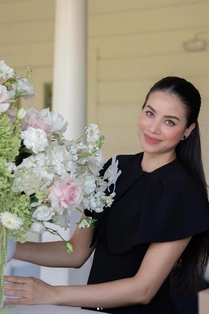 Công việc này xuất phát từ niềm đam mê cắm hoa tươi mỗi ngày của Hoa hậu Phạm Hương. Cô nhận thấy công việc mang lại cho bản thân niềm vui mỗi ngày.