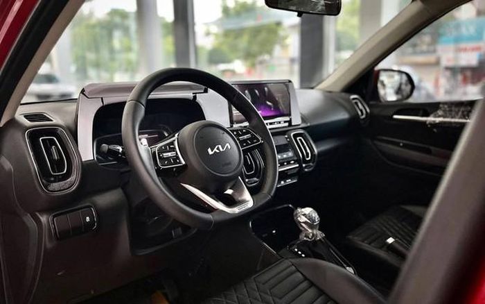 Bản cao cấp có tiện nghi bên trong hấp dẫn hơn bản có giá tương đồng của các đối thủ. Ảnh: Đại lý