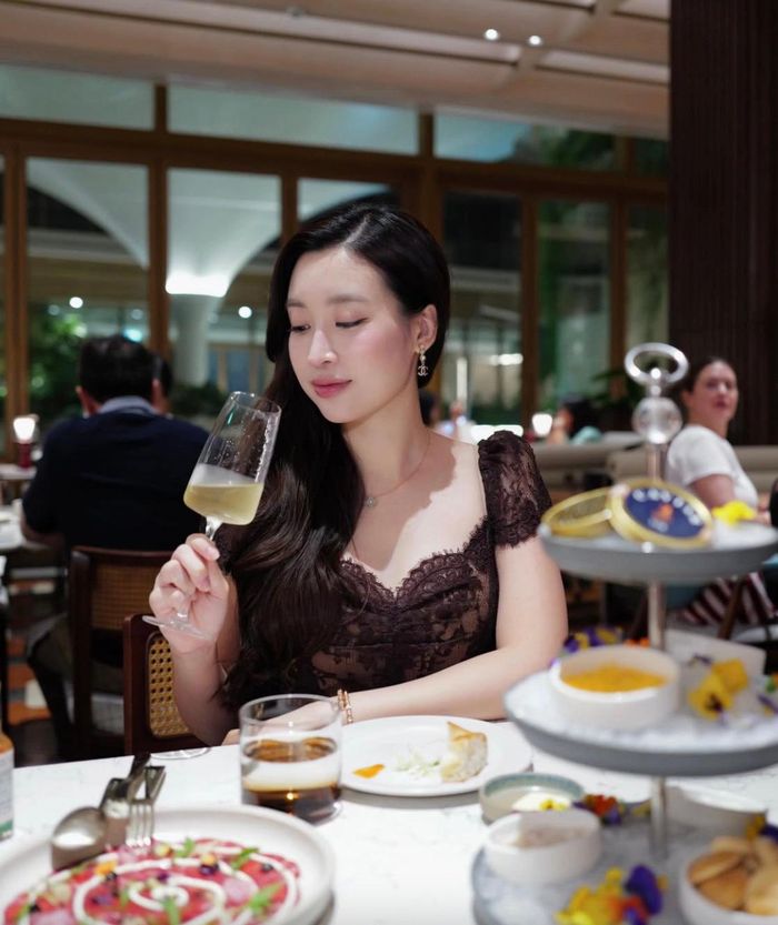 Hoa hậu Việt Nam 2016 hoàn thiện outfit bằng đôi hoa tai Chanel đính pha lê và ngọc trai. Mẫu phụ kiện từng được bán lại trên thị trường với giá khoảng 700 euro, tương đương 21,5 triệu đồng.