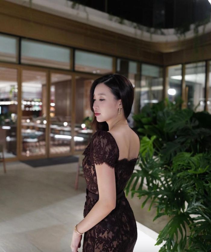 Được biết mẫu đầm nàng hậu diện là mẫu Brown Floral Lace Midi Dress của Self-Portrait - thiết kế với chất liệu ren hoa màu nâu chocolate, nhấn ở phần eo, tạo vẻ nữ tính. Mẫu đầm có giá niêm yết 420 bảng Anh, tương đương khoảng 15 triệu đồng.