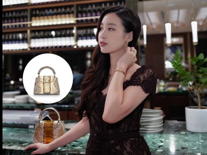 Bà xã Chủ tịch Đỗ Vinh Quang kết hợp túi Capucines Mini màu Gold River của Louis Vuitton. Thiết kế dòng cao cấp làm từ da trăn, lót da dê và sử dụng phần cứng màu vàng. Theo giá niêm yết tại thị trường UAE, túi có giá 37.000 AED, tương đương khoảng 265 triệu đồng, đã gồm thuế.