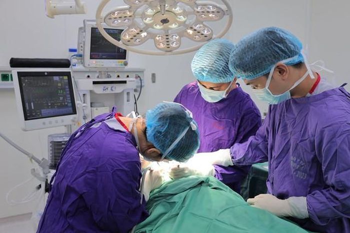 Các bác sĩ điều trị răng cho bệnh nhi bằng phương pháp gây mê. Ảnh: BVCC.