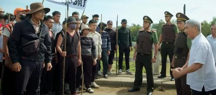 Lãnh đạo địa phương tuyên truyền, thuyết phục người dân không nghe lời kẻ xấu. Ảnh VTV