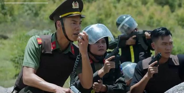 Lực lượng công an vây bắt nhóm đối tượng A Gôn. Ảnh VTV