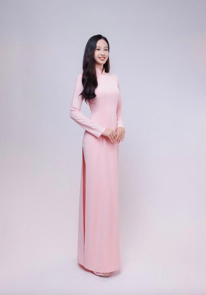 Theo Mai Linh, là sinh viên ĐH Kinh tế Quốc dân - ngôi trường có nhiều Hoa hậu, Á hậu cũng truyền cảm hứng cho cô khi tham gia Hoa hậu Việt Nam 2026.