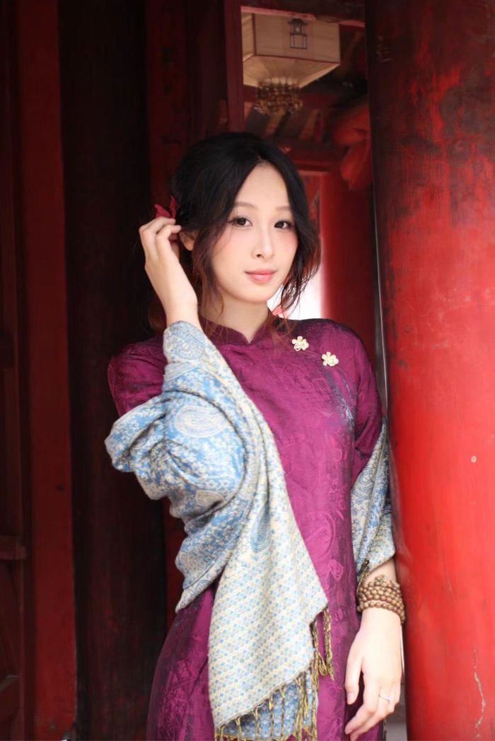 "Tôi rất ngưỡng mộ các bậc tiền bối đi trước, không chỉ vì những danh hiệu, mà còn bởi cách các chị luôn giữ được hình ảnh của những người phụ nữ trí thức, bản lĩnh và có trách nhiệm với cộng đồng. Điều đó truyền cho tôi động lực để cố gắng nhưng không áp lực", Mai Linh chia sẻ.