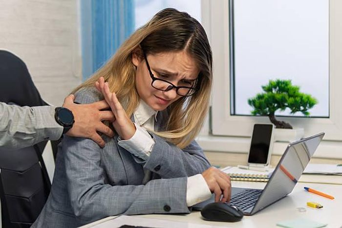 Tưởng chỉ là mỏi cổ sau một ngày làm việc, nhưng 4 dấu hiệu này cho thấy bạn không nên tiếp tục chủ quan. Ảnh minh họa: iStock