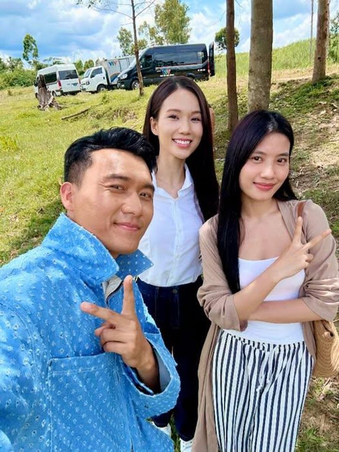 Diễn viên Ngọc Anh chia sẻ hình ảnh hậu trường khi đóng phim "Trời cao nguyên xanh" cùng với bạn diễn. Nữ diễn viên bày tỏ cảm xúc lưu luyến khi bộ phim đã đi đến tập cuối vào tối 17/8.
