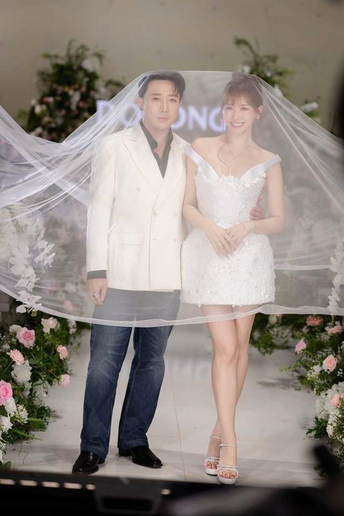 Mới đây, Hari Won chia sẻ loạt hình ảnh diện váy cưới bên ông xã Trấn Thành trên trang cá nhân. Loạt ảnh nhanh chóng thu hút sự chú ý của khán giả.