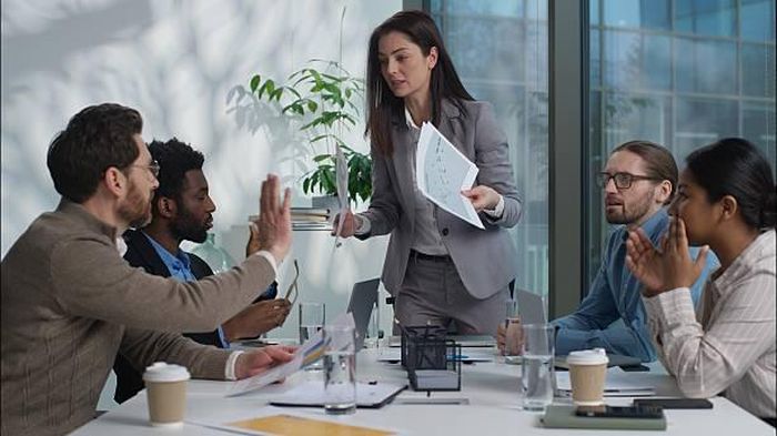 Việc cố chấp tranh thua đủ với những điều tiêu cực chỉ khiến phụ nữ tự rước bực dọc vào người. Ảnh minh họa: iStock