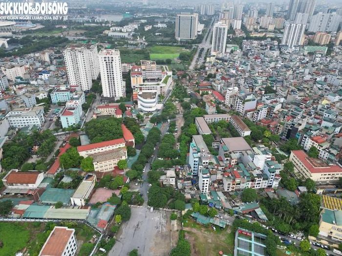 Hiện hai đầu tuyến tiếp giáp đường Phạm Hùng và đường Lê Đức Thọ đã cơ bản hoàn thiện. Tuy nhiên, đoạn đi qua ngõ 252 đường Mỹ Đình vẫn chưa được giải phóng mặt bằng, trở thành “điểm nghẽn” khiến toàn bộ dự án phải đình trệ nhiều năm.