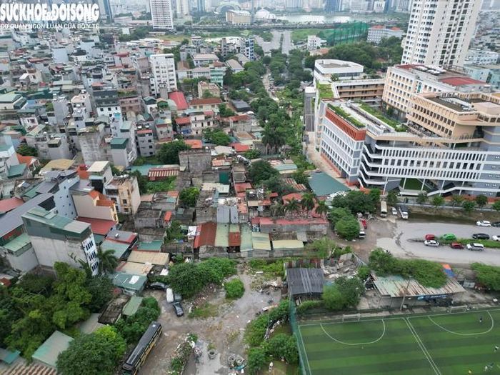 Theo UBND phường Từ Liêm, tiến độ dự án bị ảnh hưởng chủ yếu bởi những khó khăn trong công tác bồi thường, hỗ trợ, tái định cư đối với phần diện tích đất phi nông nghiệp; việc xác định nguồn gốc đất và bố trí quỹ đất tái định cư. Bên cạnh đó, các quy định mới về đất đai cũng đặt ra yêu cầu phải rà soát, lập và phê duyệt lại một số phương án, điều chỉnh chi phí bồi thường, hỗ trợ và tái định cư.