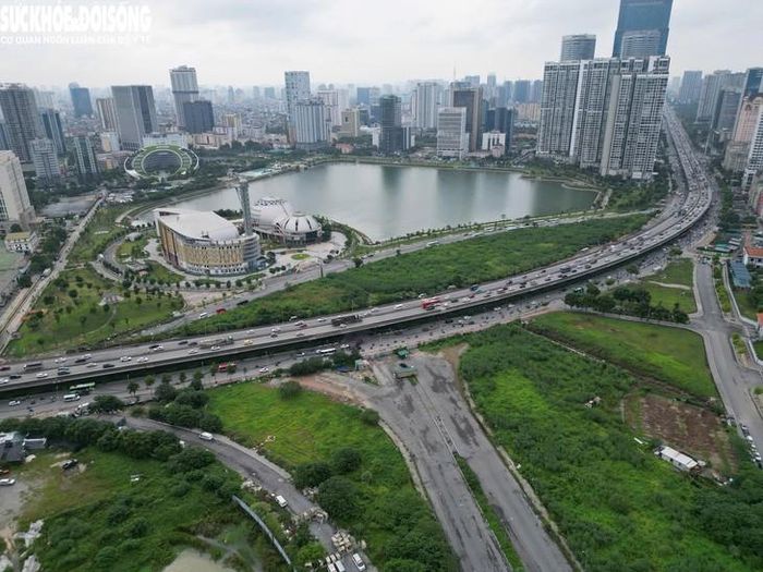 Sau gần 10 năm kể từ ngày khởi công, dự án đường nối Phạm Hùng - Lê Đức Thọ (dài 1,12 km) vẫn chưa thể hoàn thành do vướng mắc trong công tác giải phóng mặt bằng. Công trình dang dở không chỉ làm chậm tiến độ kết nối hạ tầng giao thông mà còn ảnh hưởng trực tiếp đến cuộc sống của hàng chục hộ dân trong vùng quy hoạch.