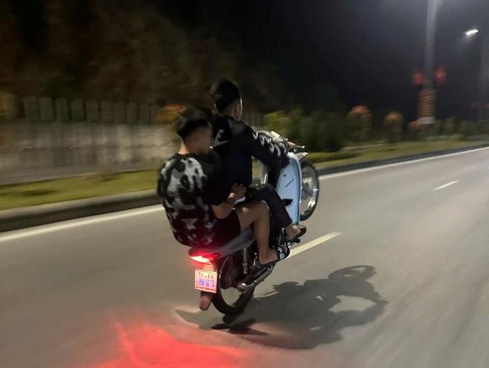 Các đối tượng đi với tốc độ cao, lạng lách, đánh võng, đi xe bốc đầu, quay livestream... Ảnh: Công an tỉnh Quảng Ninh.