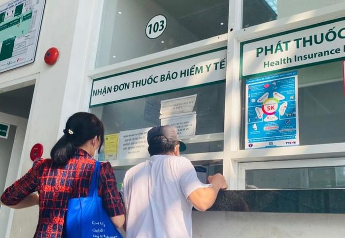 Trả lời cử tri, Bộ Y tế cho biết đã yêu cầu tăng cường công khai giá, chấn chỉnh thu ngoài, bảo đảm quyền lợi người bệnh BHYT. Ành: Thái Bình