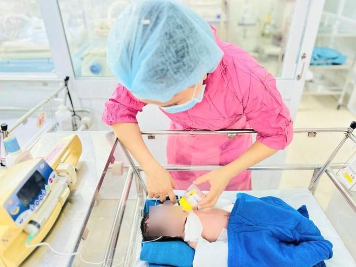 Sau mổ, trẻ sơ sinh được chăm sóc tốt, đã tự bú sữa và sức khỏe ổn định. Ảnh: BVĐKKH.