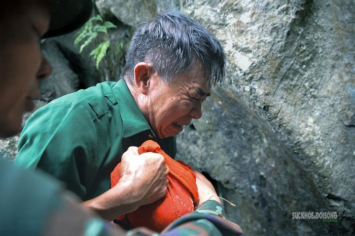 Người cựu binh ôm chặt túi đựng di cốt đồng đội. Ảnh: Tuấn Anh