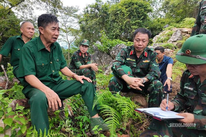 Ông Hùng kể lại vị trí bố trí lực lượng trên cao điểm 685. Ảnh: Tuấn Anh