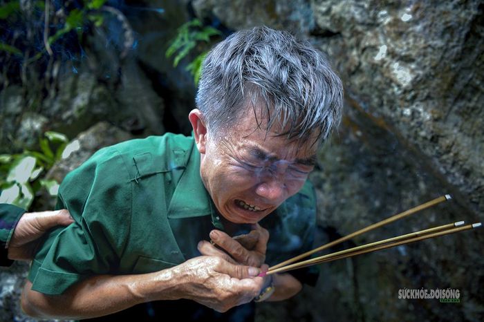 Ông Hùng thắp hương tưởng nhớ những đồng đội đã nằm lại. Ảnh: Tuấn Anh