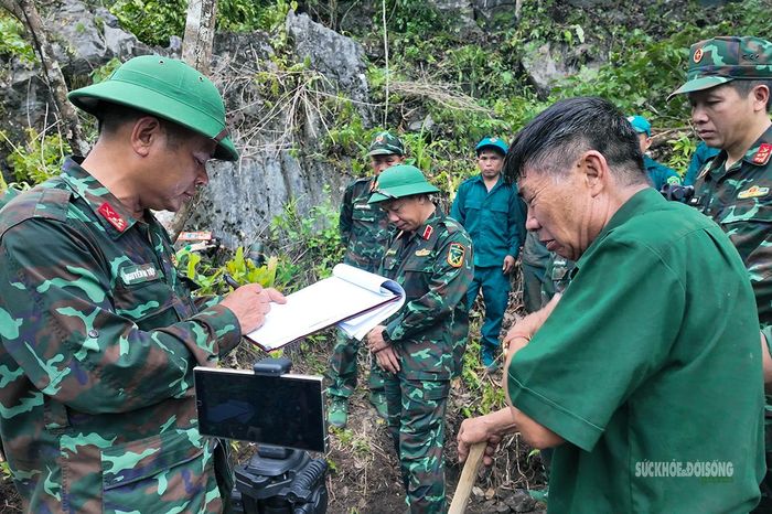 Thượng tá Nguyễn Hữu Tiệp ghi lại thông tin do ông Hùng cung cấp tại hiện trường. Ảnh: Tuấn Anh