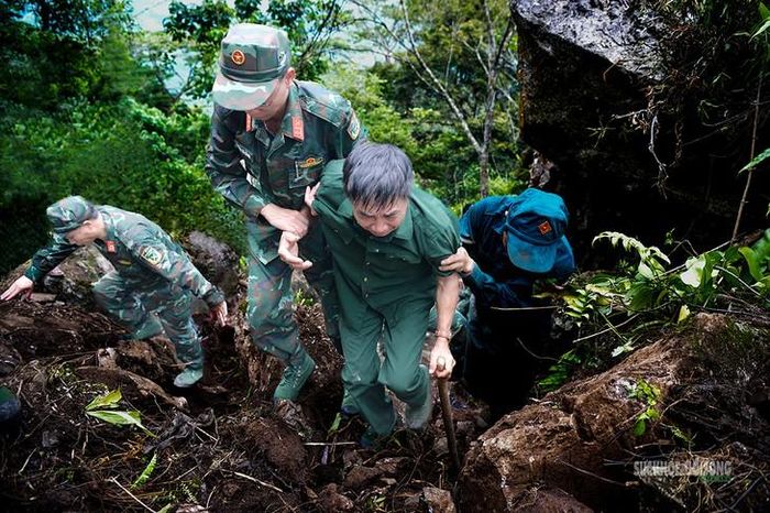 Cựu binh Trịnh Xuân Hùng vượt dốc lên khu vực chiến trường năm xưa. Ảnh: Tuấn Anh