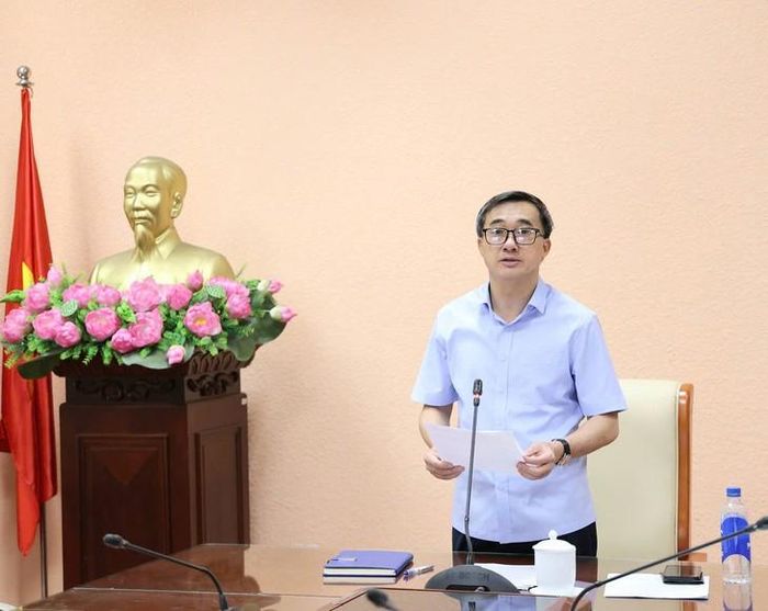 GS.TS Trần Văn Thuấn - Thứ trưởng Bộ Y tế, Chủ tịch Hội đồng Y khoa Quốc gia phát biểu chỉ đạo hội nghị tại điểm cầu Bộ Y tế. Ảnh: Trần Minh