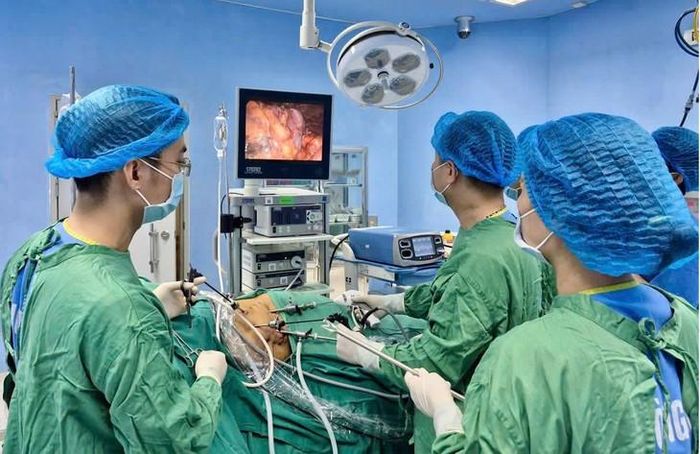 Nhờ đẩy mạnh đào tạo, chuyển giao kỹ thuật. Bệnh viện Đa khoa số 1 Lào Cai đã làm chủ nhiều kỹ thuật khó, kỹ thuật chuyên sâu vượt tuyến. Ảnh: N.H