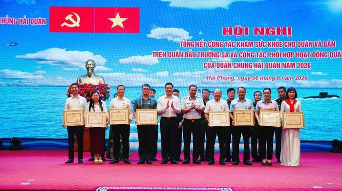 Quân chủng Hải quân tặng Bằng khen cho đoàn công tác Bộ Y tế và cán bộ Học viện Y Dược học cổ truyền Việt Nam - Bệnh viện Tuệ Tĩnh trong chuyến công tác Trường Sa năm 2026.